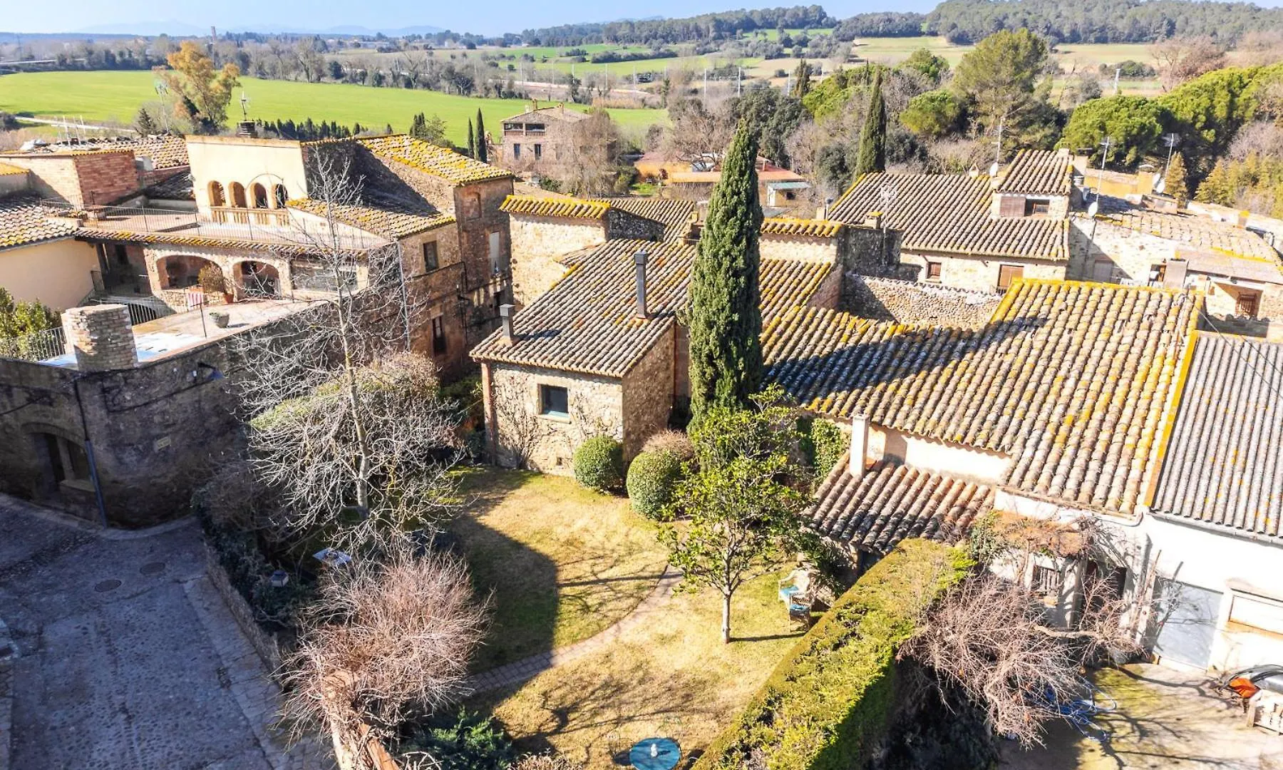 Gran Casa De Piedra En Alt Emporda contacts